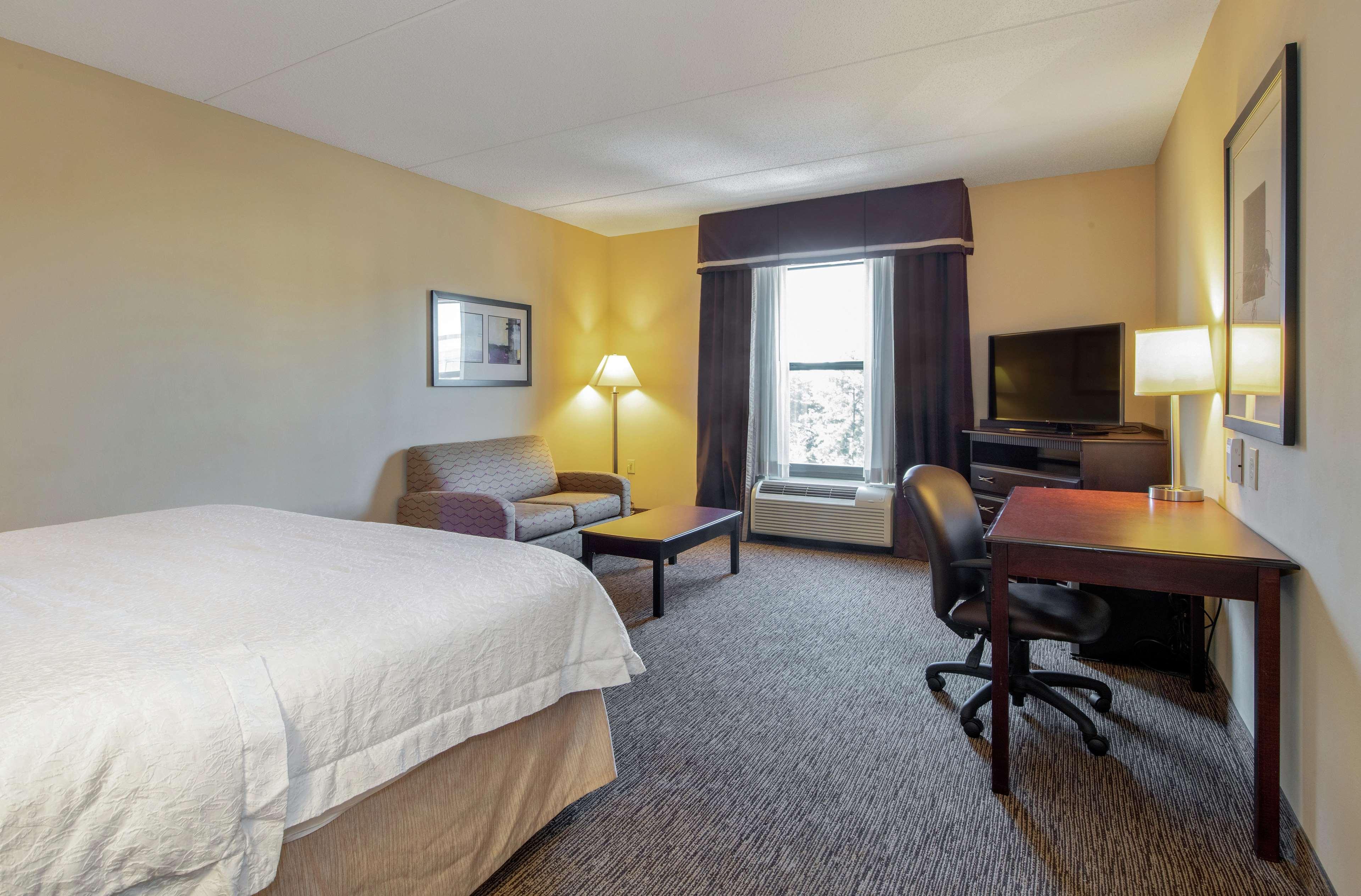 Hampton Inn & Suites Бёрлингтон Экстерьер фото
