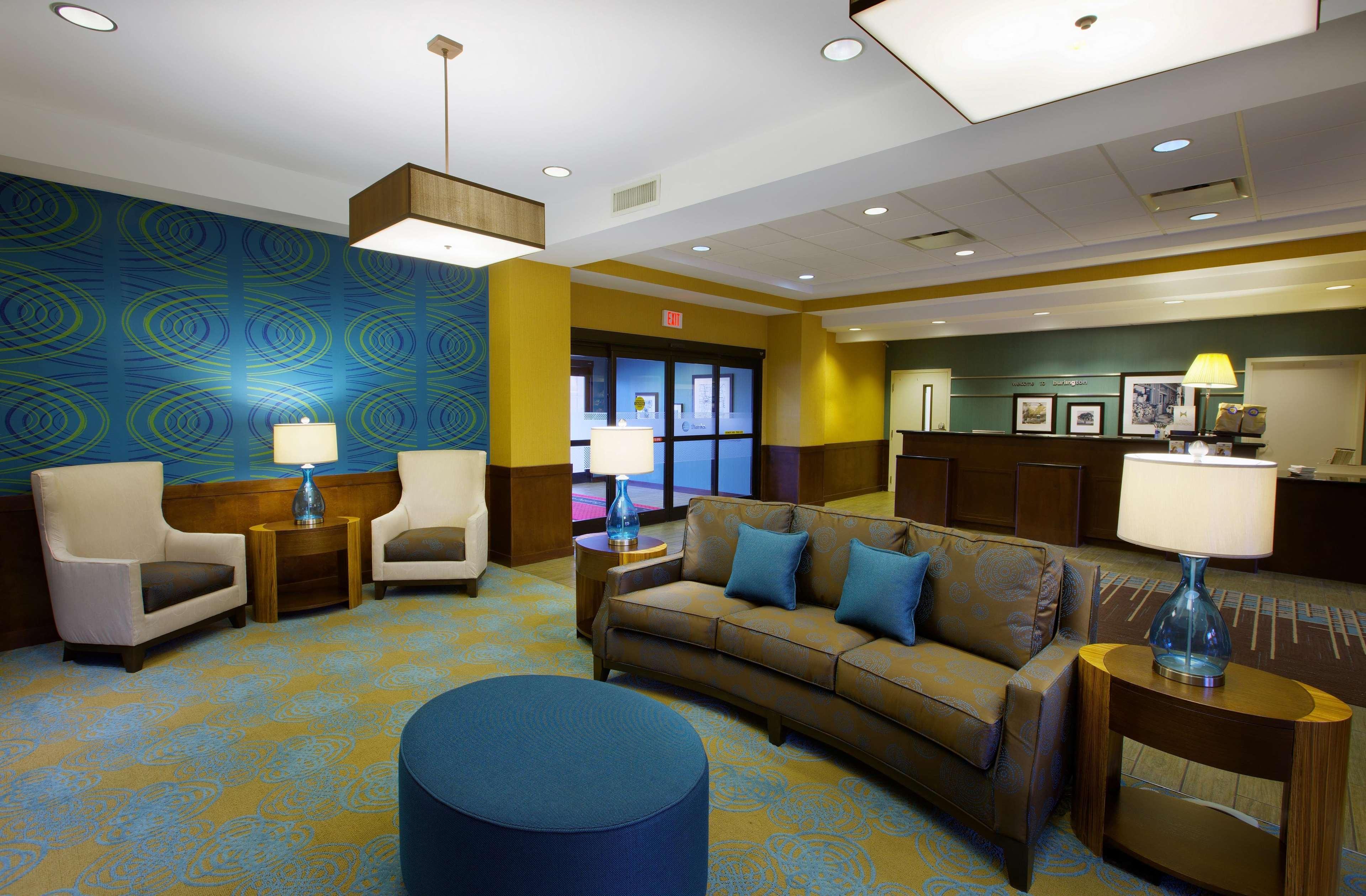 Hampton Inn & Suites Бёрлингтон Экстерьер фото