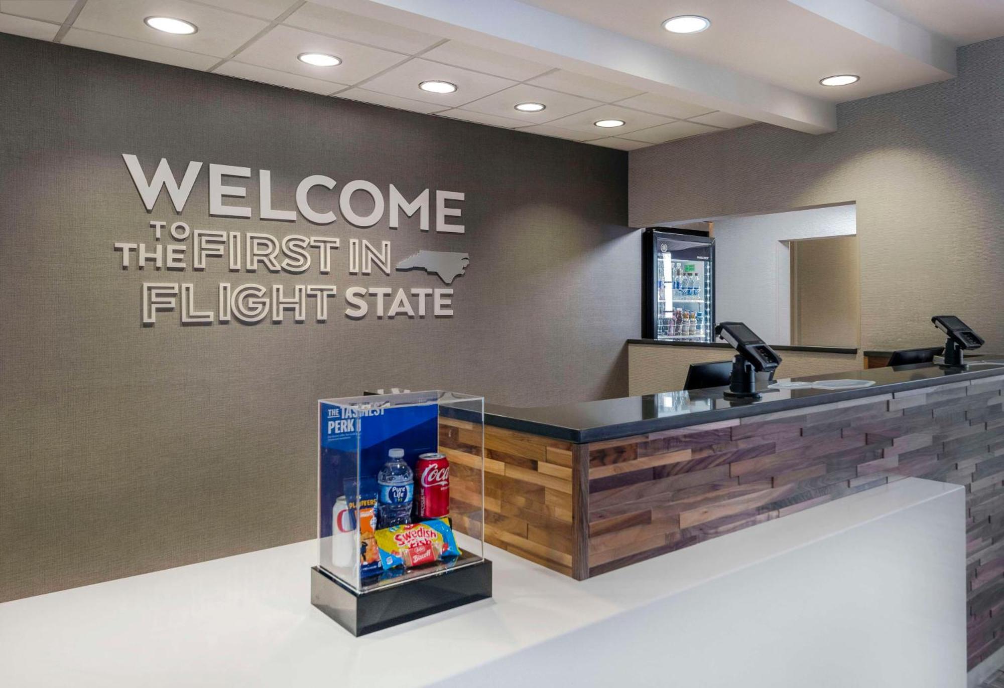 Hampton Inn & Suites Бёрлингтон Экстерьер фото