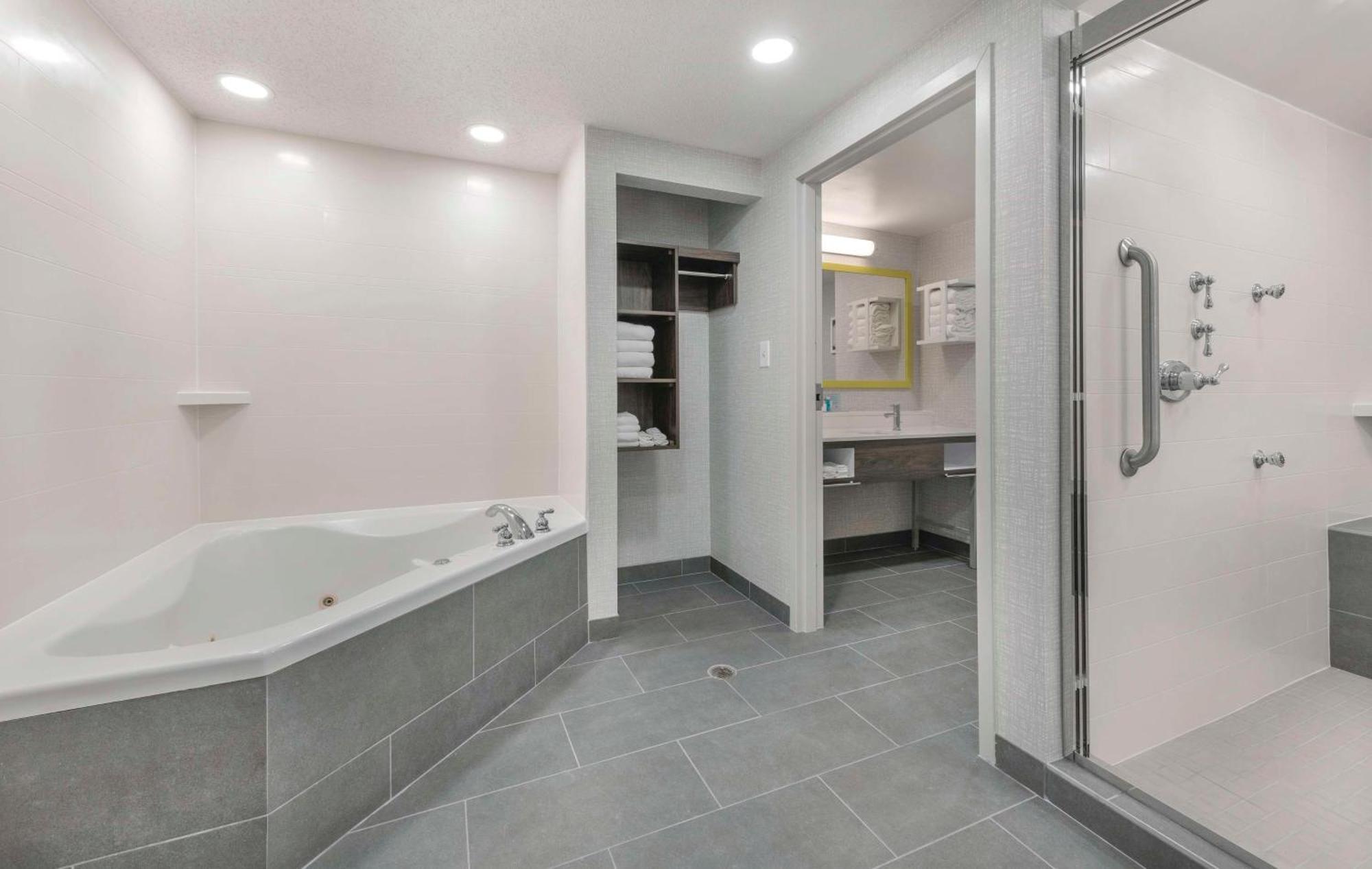 Hampton Inn & Suites Бёрлингтон Экстерьер фото