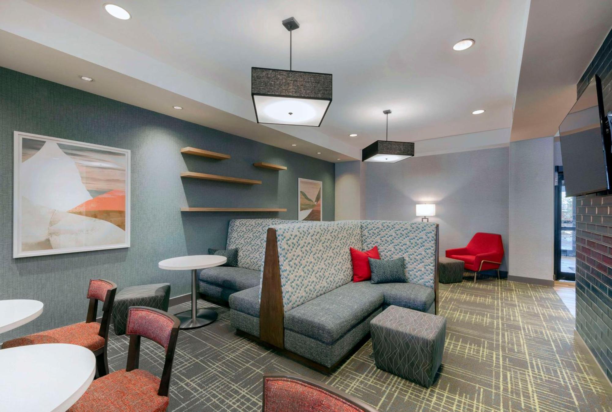 Hampton Inn & Suites Бёрлингтон Экстерьер фото