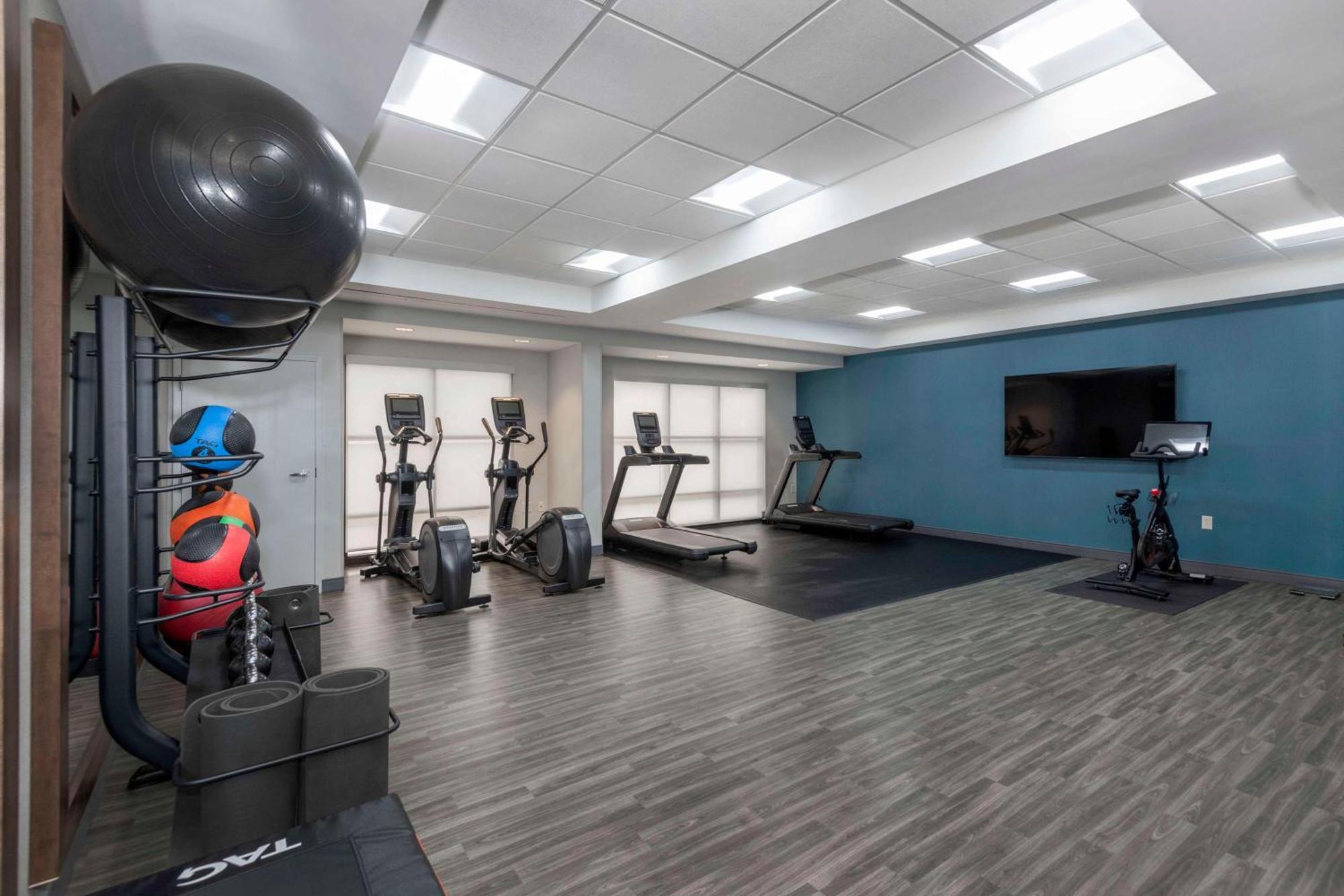 Hampton Inn & Suites Бёрлингтон Экстерьер фото