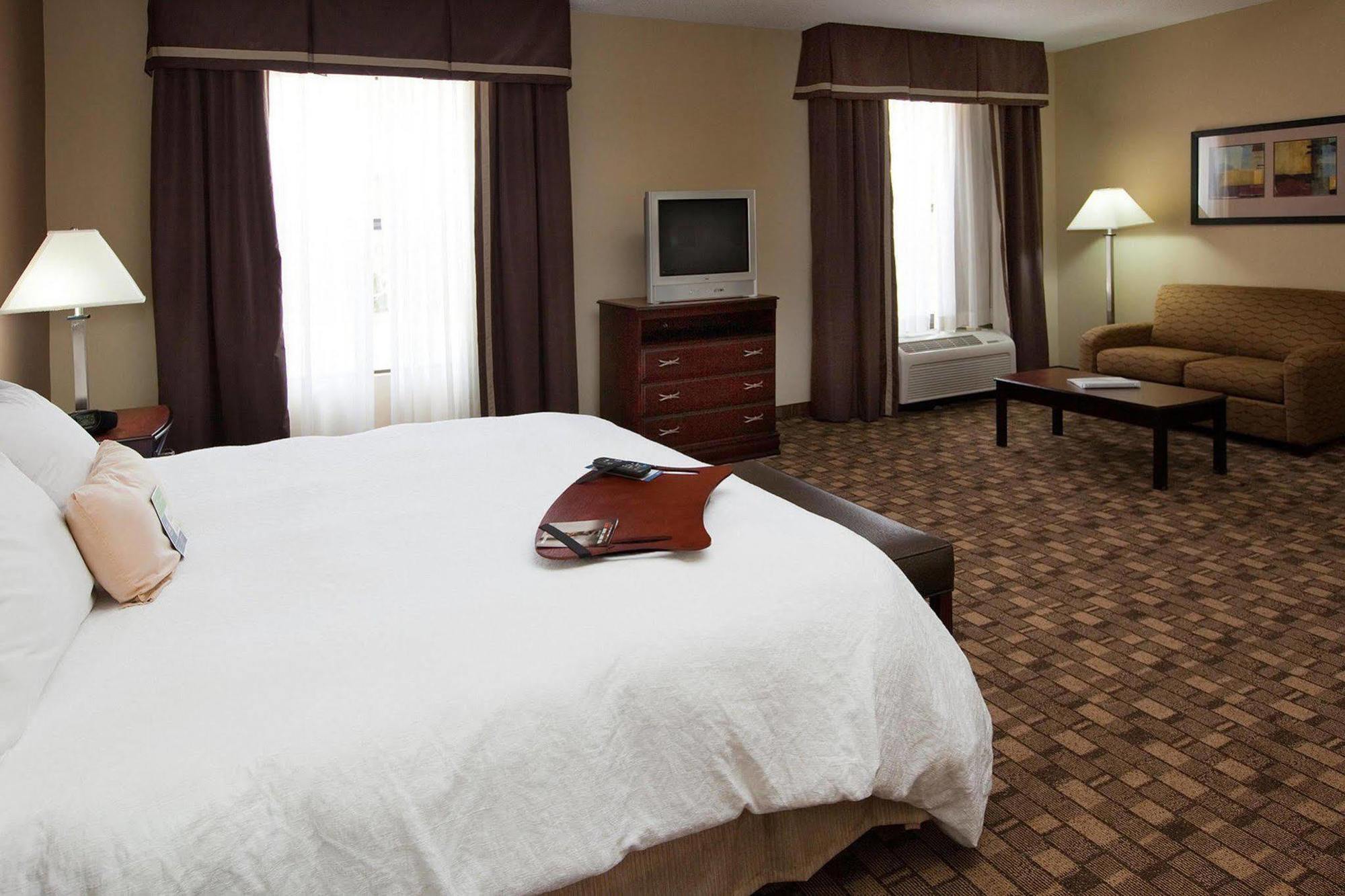 Hampton Inn & Suites Бёрлингтон Номер фото